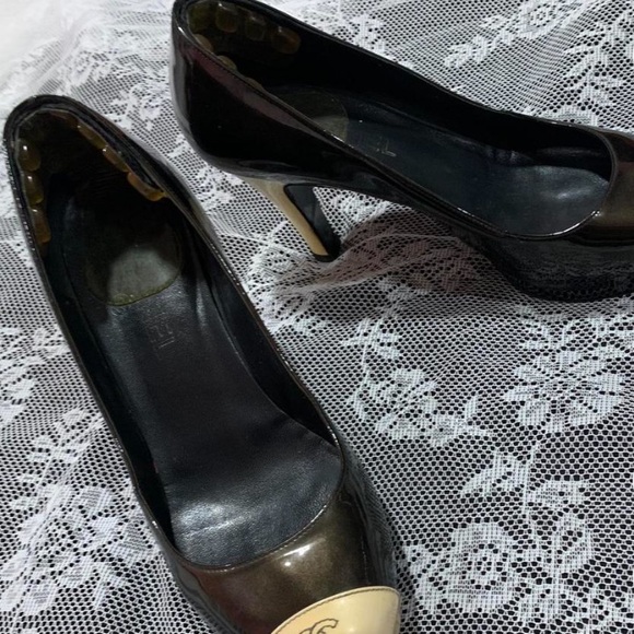 CHANEL Two-Tone Black and Cream Heels - Picture 2 of 4
